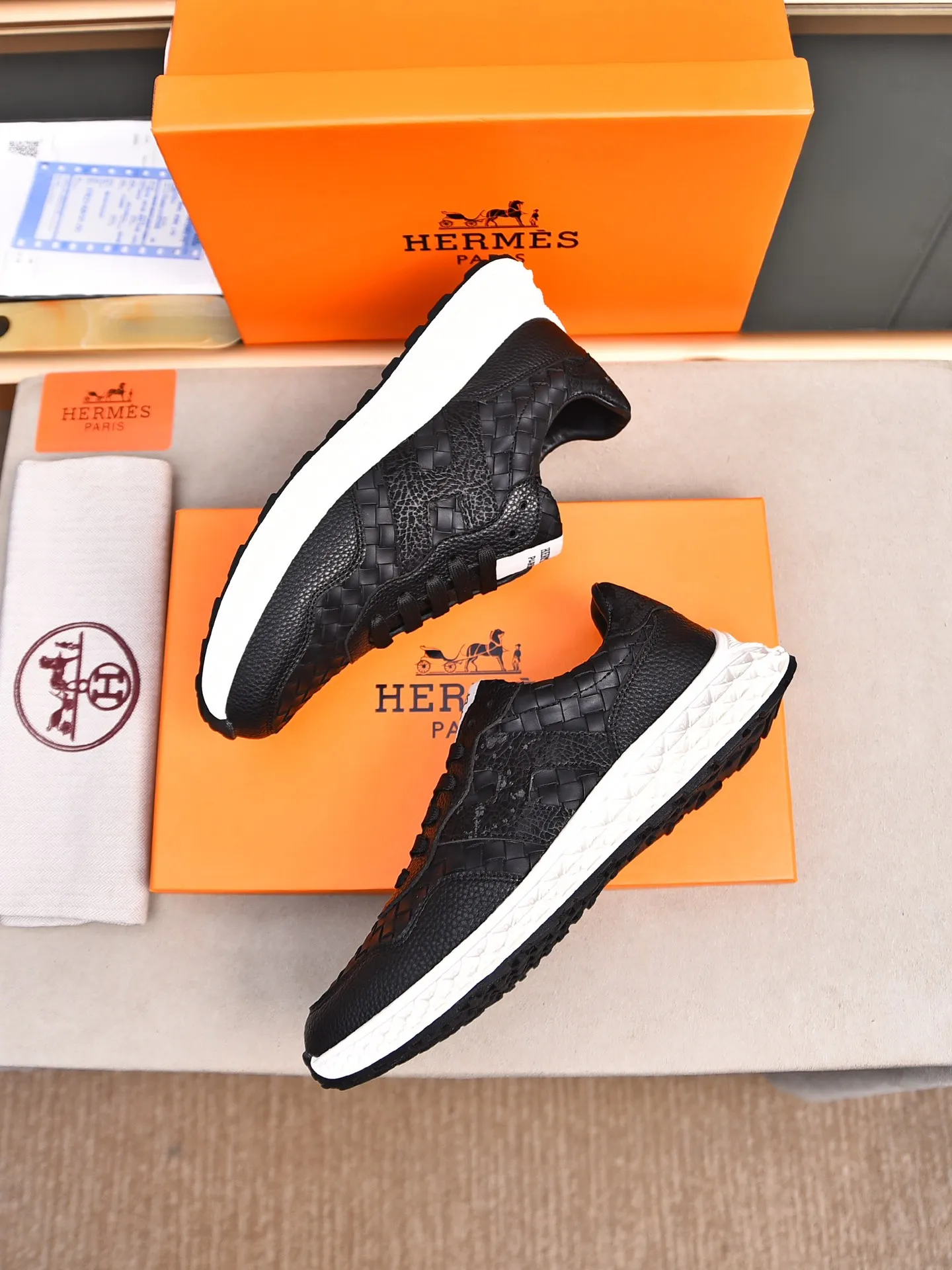 📛📛📛Men's Shoes💰P420 (Hermes)🆕Men's color-blocked sneakers, decorated with textured calfskin details. Spliced ​​with original cowhide, this shoe draws inspiration from the equestrian world, integrating technical details and practical functions. Breathable mesh, original combination outsole, high-end quality, every detail is perfectly combined! Size: 38-44 (45 can be customized)